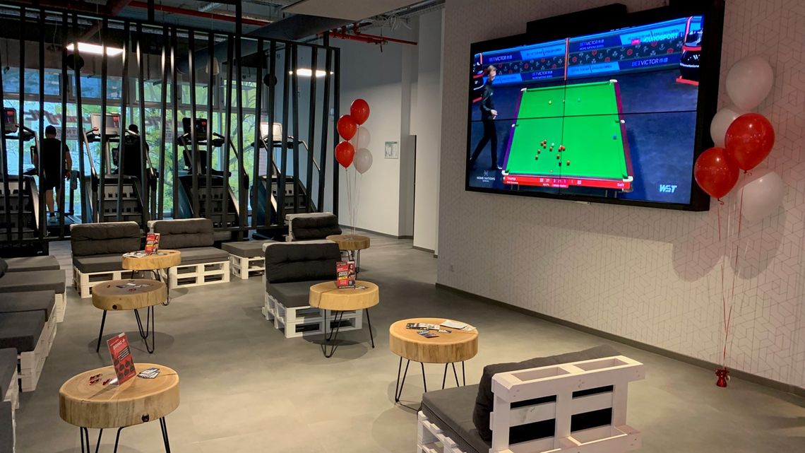 https://www.lifefitness.com/resource/image/2300856/landscape_ratio16x9/1140/641/993e737fd4955b1a10d3c80fa25095cc/yp/crunch-fit-lounge.jpg
