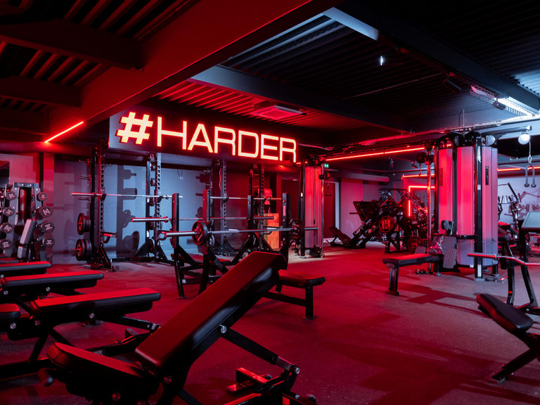https://www.lifefitness.com/resource/image/1709606/landscape_ratio4x3/768/576/99a173867d20d9396f75281773874024/HO/on-air-gym-france-1-.jpg