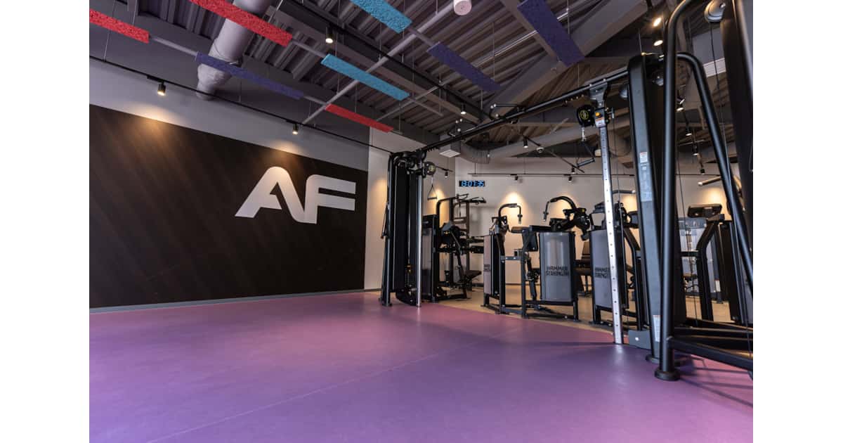 Anytime Fitness Takahama, instalación OHSTC Black Sign documentada por Life Fitness