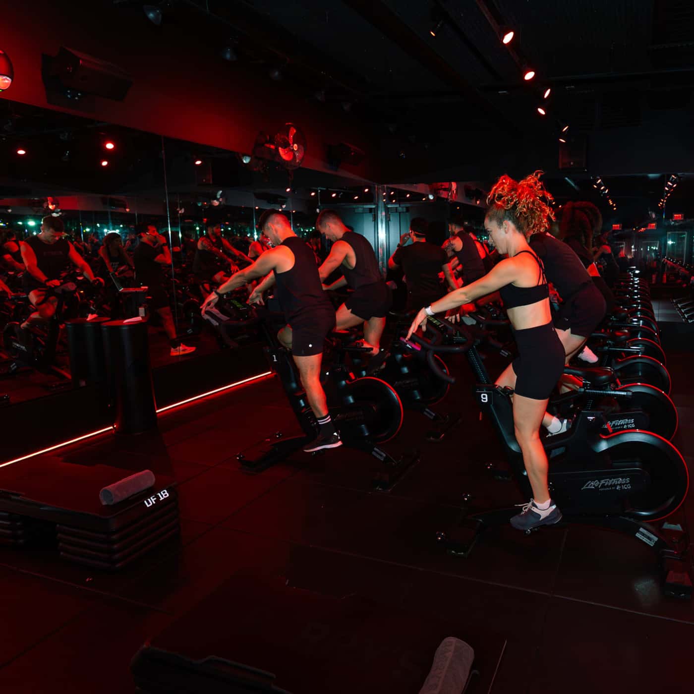 Sesión de indoor cycling en el estudio Barry’s de West Hollywood
